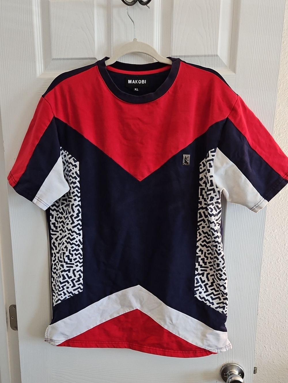 MAKOBI Short-Sleeve Graphic Crew Tee in Navy & Red Size XL